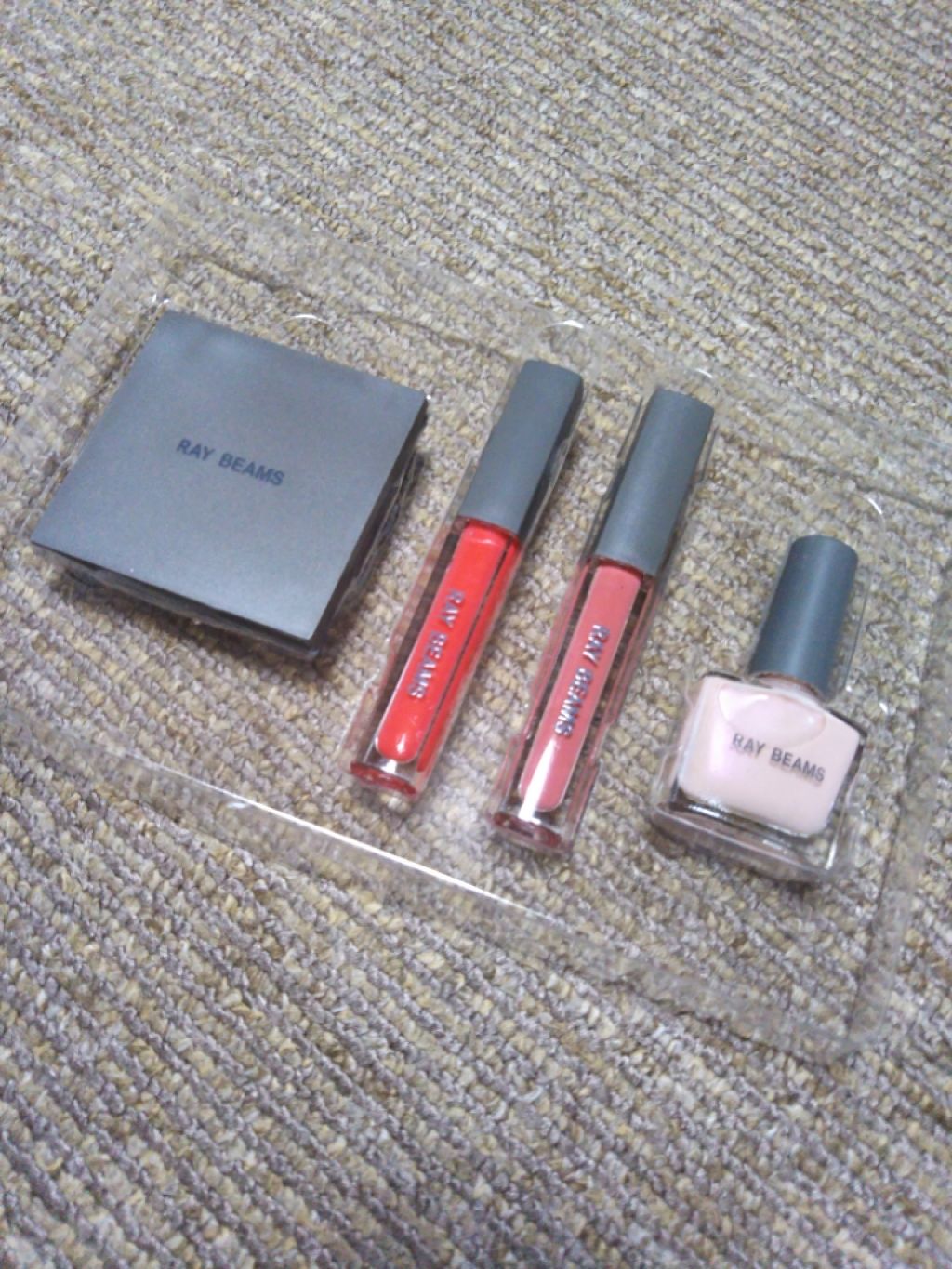 そらる&ゔぁる大好き!中学生 on LIPS 「アイシャドウの発色がとっても良い!!特に、4色目の薄いピンク?..」(2枚目)