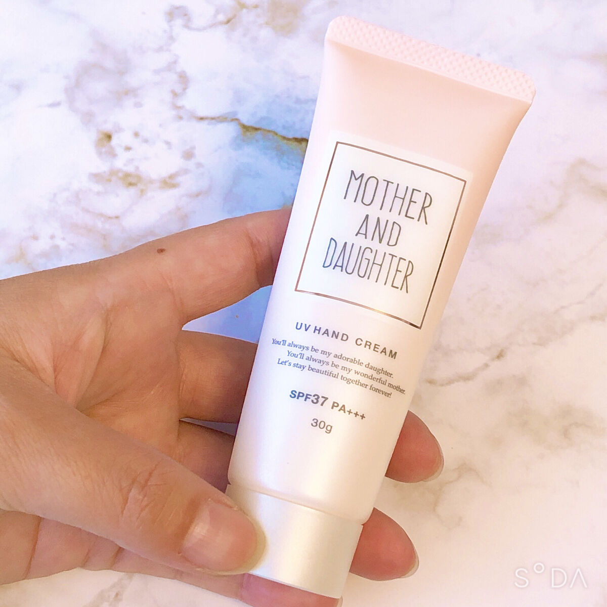 
やっぱりこのシリーズはいい‼️
UVスプレーに続いて夏場はハンドクリームもUV仕様がいい、という事でシエ愛用の
マザー&ドーターシリーズの新バージョンをご紹介。

＜マザーアンドドーター＞
UVハンドクリームN　
         SPF