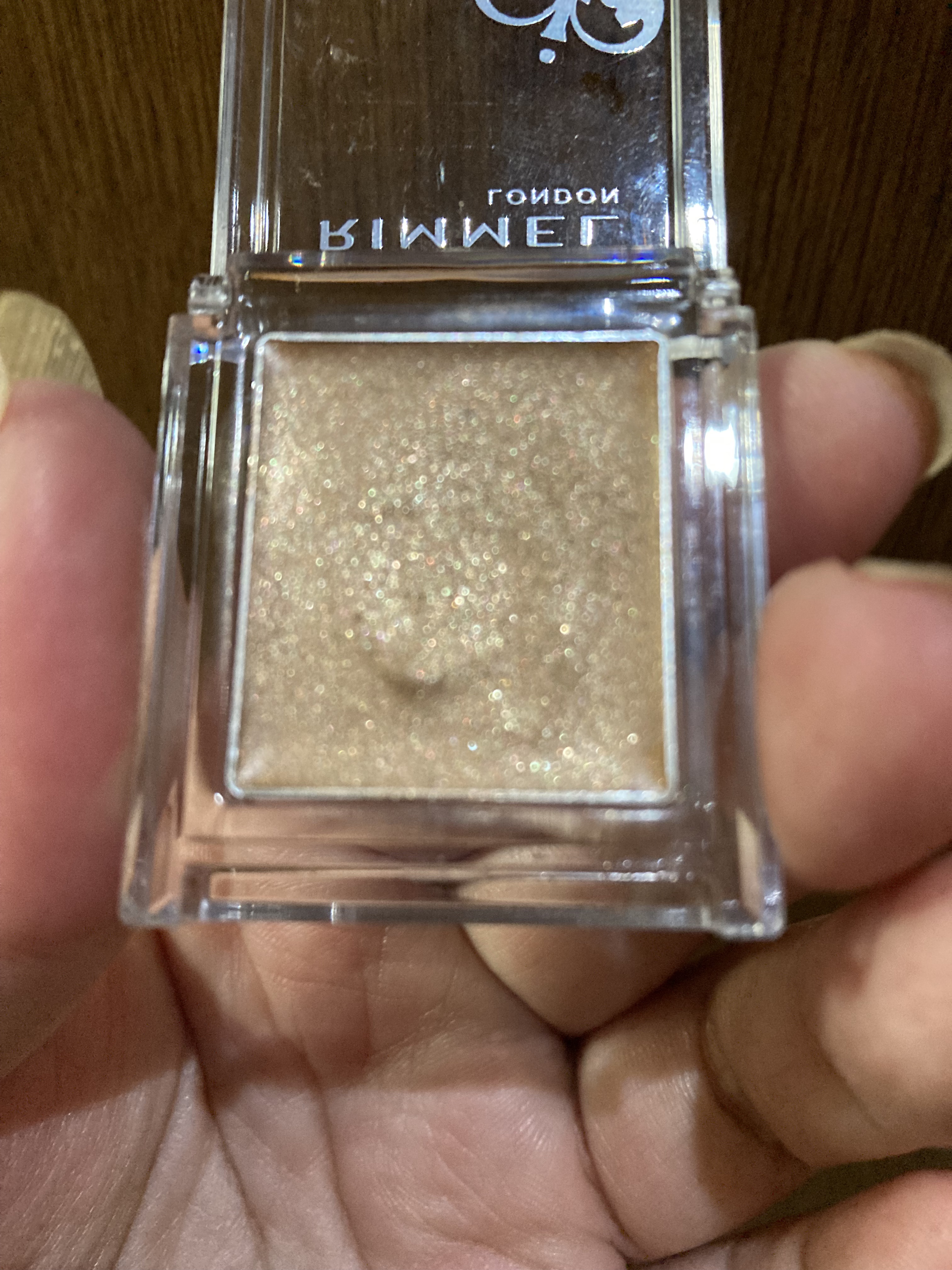 リンメル ロンドン プリズム クリームアイカラーのクチコミ「私のイチオシ単色アイシャドーは、こちらの某デパコスに似ていると雑誌に載っていた、リンメルのクリ.....」（2枚目）