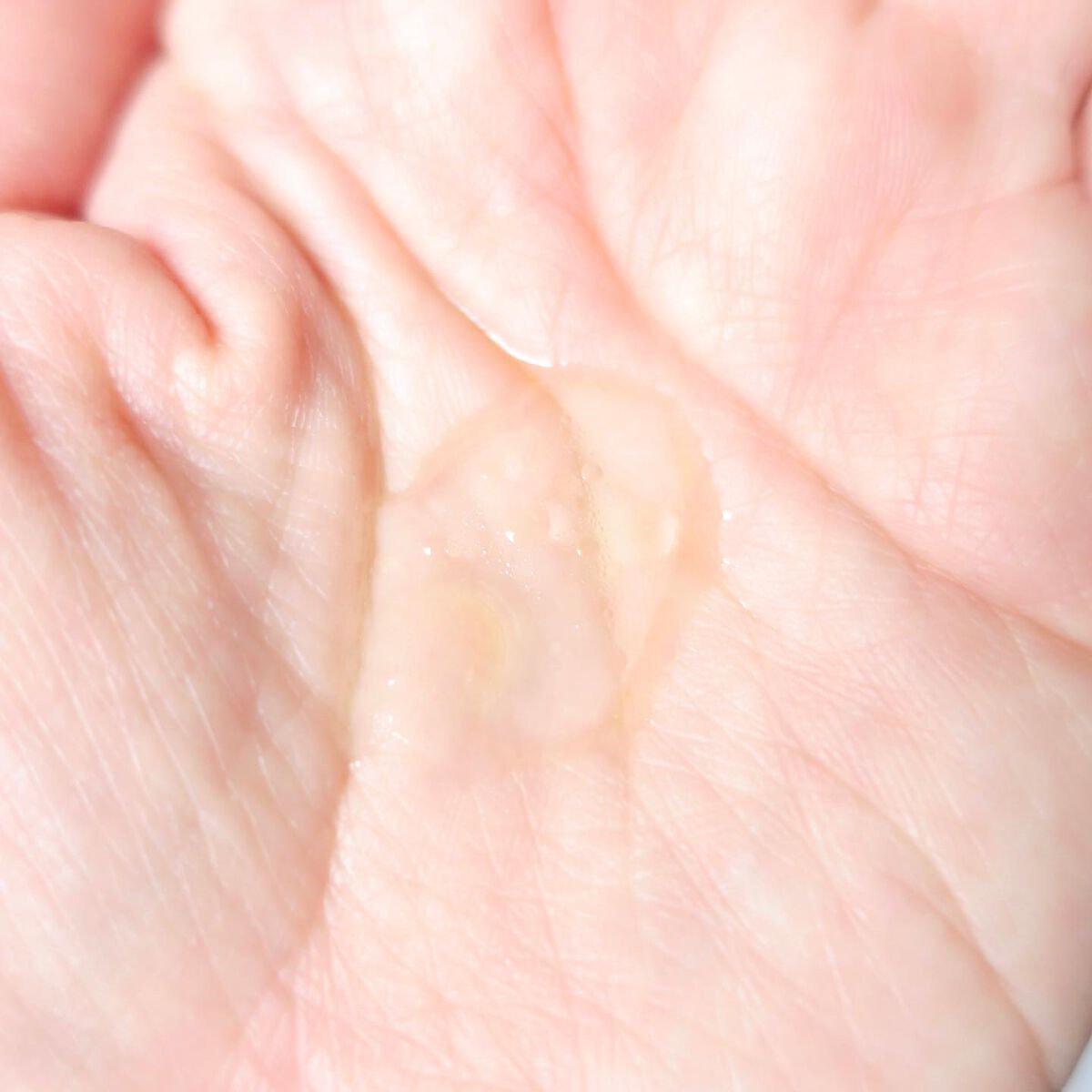 tama on LIPS 「12月1日発売!高保湿のオイルインローション💛/╌╌╌╌╌╌╌..」(4枚目)