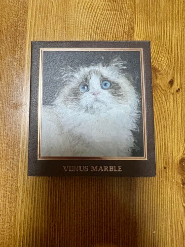 Venus Marbleのアイシャドウ猫シリーズのラグドールです。

ラメがとても絶妙なお色です。

左上のラメを涙袋に使うと、青みのあるシルバーがウルウルな目元を作ってくれます。

ピンクがベースになっているので春にもおすすめだと思います🌸

このシリーズは可愛らしいパケと斬新なお色で、プチプラなのにお得感満載なので全部欲しくなっちゃいます😆

#venus_marble 
#ヴィーナスマーブル 
#アイシャドウ猫シリーズ
#ラグドール
#アイシャドウ  
#第一印象UP作戦  
#春のメイクレシピ 
#うるみEYE の画像 その0