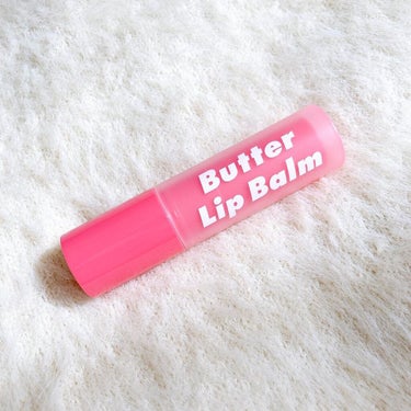 unpa 
Bubi Bubi Butter Lip Balm
1320円(税込)

ピンクの可愛いパケが特徴の韓国コスメブランド『unpa』💕
今までリップスクラブ・リップマスクを紹介してきましたが(過去の投稿もみてください〜😉！)、今回はリップバームを紹介します🧸♡

-------------------------------------------
✔︎独自の技術であるXPERTMOIST®にデュアル保湿システムまで加え、唇の肌の隙間に水分を補充し、深い保湿感を与え、乾燥した唇をいつもしっとりとつるつるな感じに仕上げます。

✔︎動物成分は全て除外し、ナチュラルな植物性成分のみで満たしたブビブビバターリップバーム。クプアスシードバターやカンデリラワックスなど 900,000ppm以上の植物性の自然由来成分で、 かさかさな角質を丁寧に素早く鎮めます。

✔︎地球上で保湿力が最も高い実と呼ばれる シアバターよりも1.5倍以上の強い保湿力を発揮する「クプアスシードバター」を50,000ppm配合し、より高い栄養と優れた保湿力感じることが出来ます。
-------------------------------------------

以前紹介したリップマスクは黒色でしたが、こちらのリップバームは、無色・無香のクリアリップバームでした❄️
メイク前はもちろん、口紅やティントの上に重ねても滲みにくい💓

商品名の通り、バターのように唇の上でとろけるのでスルスル〜っと塗りやすいです👌🏻
保湿力はしっかりあるのに、ベタベタしない軽いつけ心地なのがお気に入りポイント🌸
角質を柔らかくしてくれるそうで、元々ぷるんっとした唇のように✨
最近、使ったリップクリームでは1番好きな使用感でした💎

同シリーズのリップスクラブをした後に、塗るのも良さそう🌿
私はリップバームは日中用に、リップマスクはナイトケア用にっと使い分けています🌈

#unpa#オンパ#BubiBubiButterLipBalm#ブビブビバターリップバーム#リップバーム#リップ#リップケア#韓国コスメ#韓国スキンケア#韓国の画像 その2