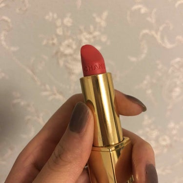 CHANELのROUGE AKLURE VELVET43番です

オレンジ系のリップです。
マットな仕上がりになります💋

私は唇が乾燥しやすいので、塗る前にメンソレータムのリップを塗ってからつけてます