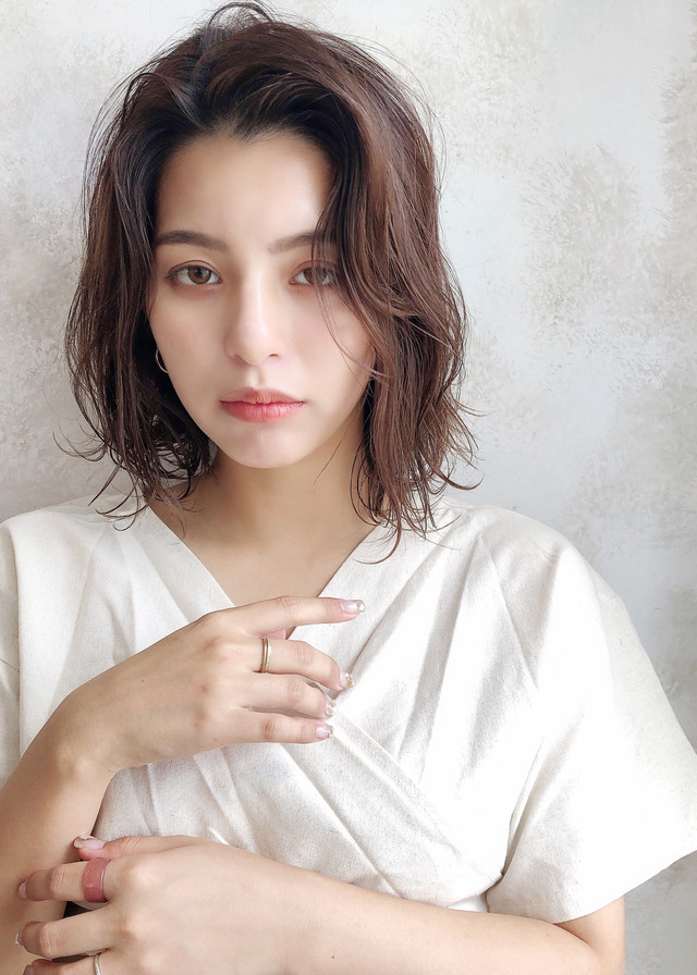 かき上げ前髪の女性