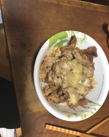 結構前ですが仕事の日の朝に豚のチーズ丼作りました🧀
 美味しいかったです。
 作り方は豚肉を焼いて
こんがり焼けたら砂糖醤油で絡めます。
 そしてチーズを乗せてチーズがとろけるまで中火で加熱します。
あ