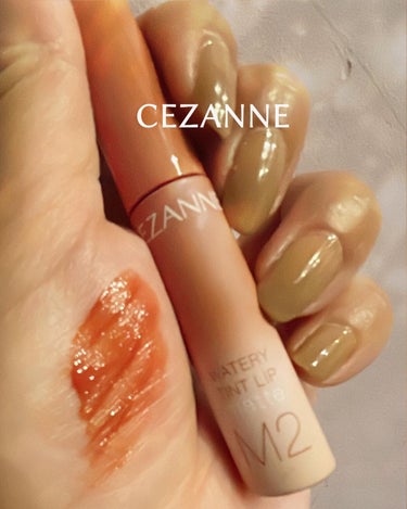 ✩.*˚CEZANNE WATERY TINT LIP
  matte M2 ウォームオレンジ✩.*˚

CEZANNE ウォタリーティントリップ マット M1 ダスティローズと同日に発売されたM2 ウォームオレンジ🧡

どっちにするか迷ってて、でも実際見たら、どっちもかわいいし、どっちも使えるし、2本買ってもプチプラだしと、一緒に買ってしまった(*´˘`*)♡

ウォームオレンジは、思ってたよりオレンジし過ぎず、ベージュとブラウンも入っていて、これもまた、肌なじみがよく、デイリー使いしやすいカラー(*ฅ́˘ฅ̀*) .｡.:*♡

うるおい成分も一緒だから、ずっと乾燥知らずで、持ちもいい♡

唇触ってみたら、ふんわり柔らかく、サラサラ。
発色も、カラーがしっかり残ってるのに、手にもつかない🙌

どちらか迷ってる人にも、両方オススメできる、ほんと万能カラー2本(*Ü*)ﻌﻌﻌ♥

 #cezanne  #セザンヌ #ウォタリーティントリップ  #マットリップ  #ソフトマット #ティントリップ  #m2  #ウォームオレンジ#セザンヌ大好き #プチプラ #プチプラコスメ #プチプラコスメ大好きの画像 その2