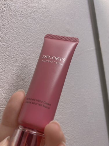 DECORTÉ キモノ ツヤ パフュームド ハンドクリームのクチコミ「香水をつけるのはちょっと……という場面にもさりげなく香ってくれるので気に入ってます。しっとりと.....」（1枚目）