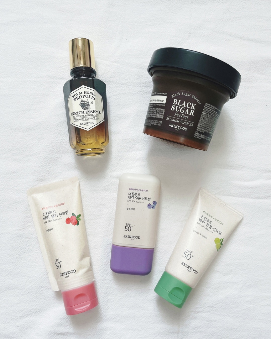 SKINFOOD（スキンフード）は、「食べてカラダにいいFOODをお肌にも」という思いが込められたスキンケアブランド☺️
 
⚪︎ベリー水分日焼け止め 50ml SPF50+ PA++++
水分たっぷりの軽い塗り心地の日焼け止め！
日焼け止