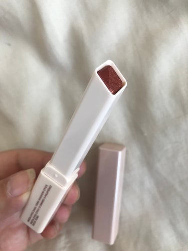 SHEIN
SHEGLAM
INSTA-EYES DUAL TONE SHADOW STICK
3.4g


くり出し式のハイテク？
アイシャドウです。

見た目にははっきり色味が
分かれているのですが