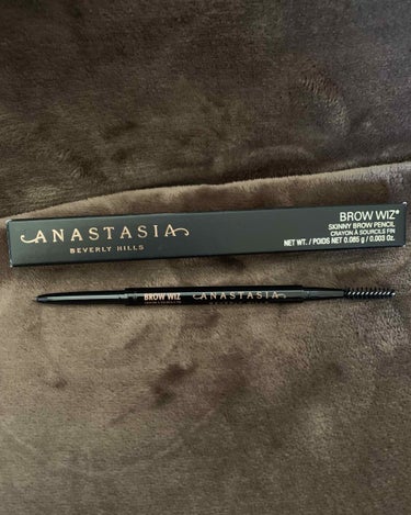 ANASTASIA BEVERY HILLS 
Brow Wiz -Caramel- 
$21 日本円で約2500円

購入品の続き③
ANASTASIAで有名な物の１つはこのアイブロウペンシルですよね