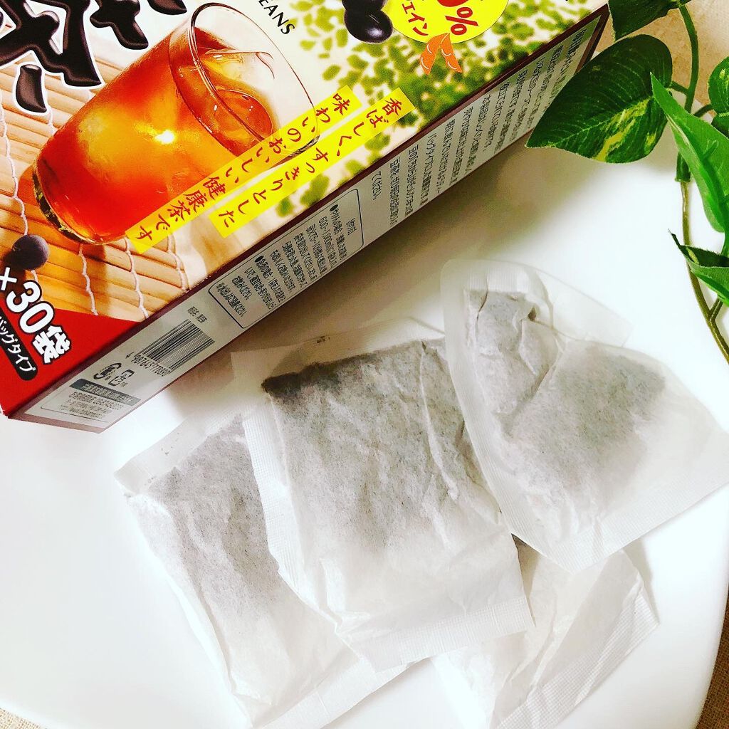 .
.
＼井藤漢方製薬　黒豆茶／

井藤漢方製薬の黒豆茶とは
イソフラボンが含まれる大豆、
黒い皮に含まれる成分アントシアニンを併せ持つ黒豆！
じっくりと焙煎され、香りがとても香ばしいです😋

黒豆は健康や美容にいいとよく言わ