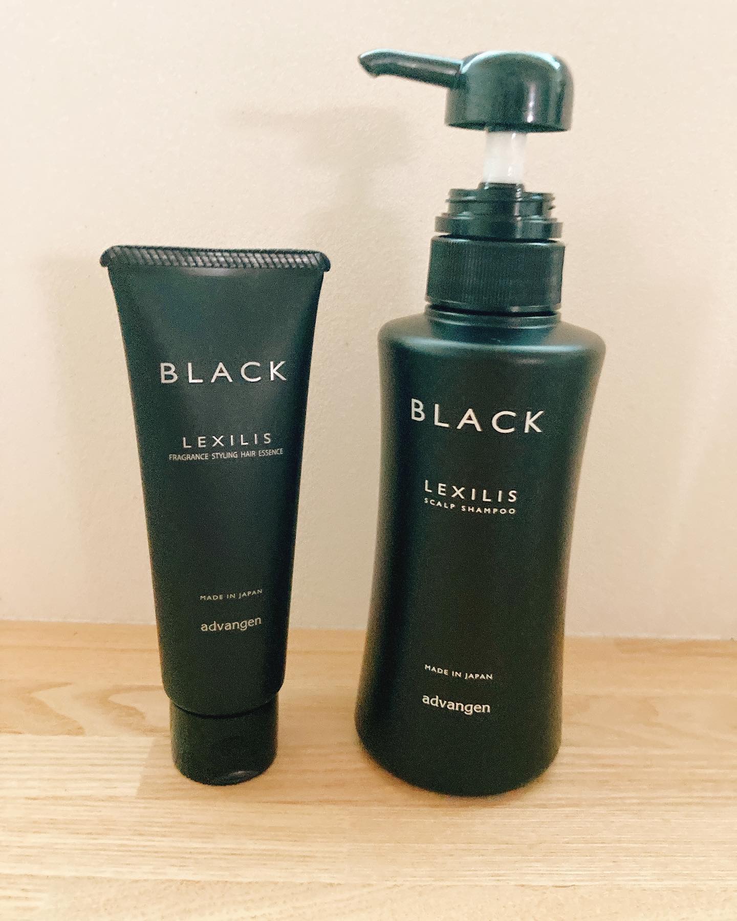 LEXILIS ブラック フレグランス スタイリング ヘアエッセンスのクチコミ「レキシリスブラック スカルプシャンプー

レキシリスブラック フレグランススタイリングヘアエッ.....」（1枚目）