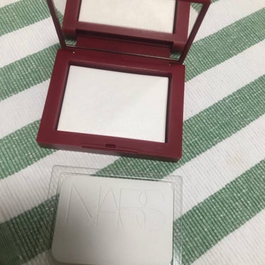 ライトリフレクティングセッティングパウダー　プレスト　N 00359(限定パッケージ)/NARS/プレストパウダーを使ったクチコミ（2枚目）