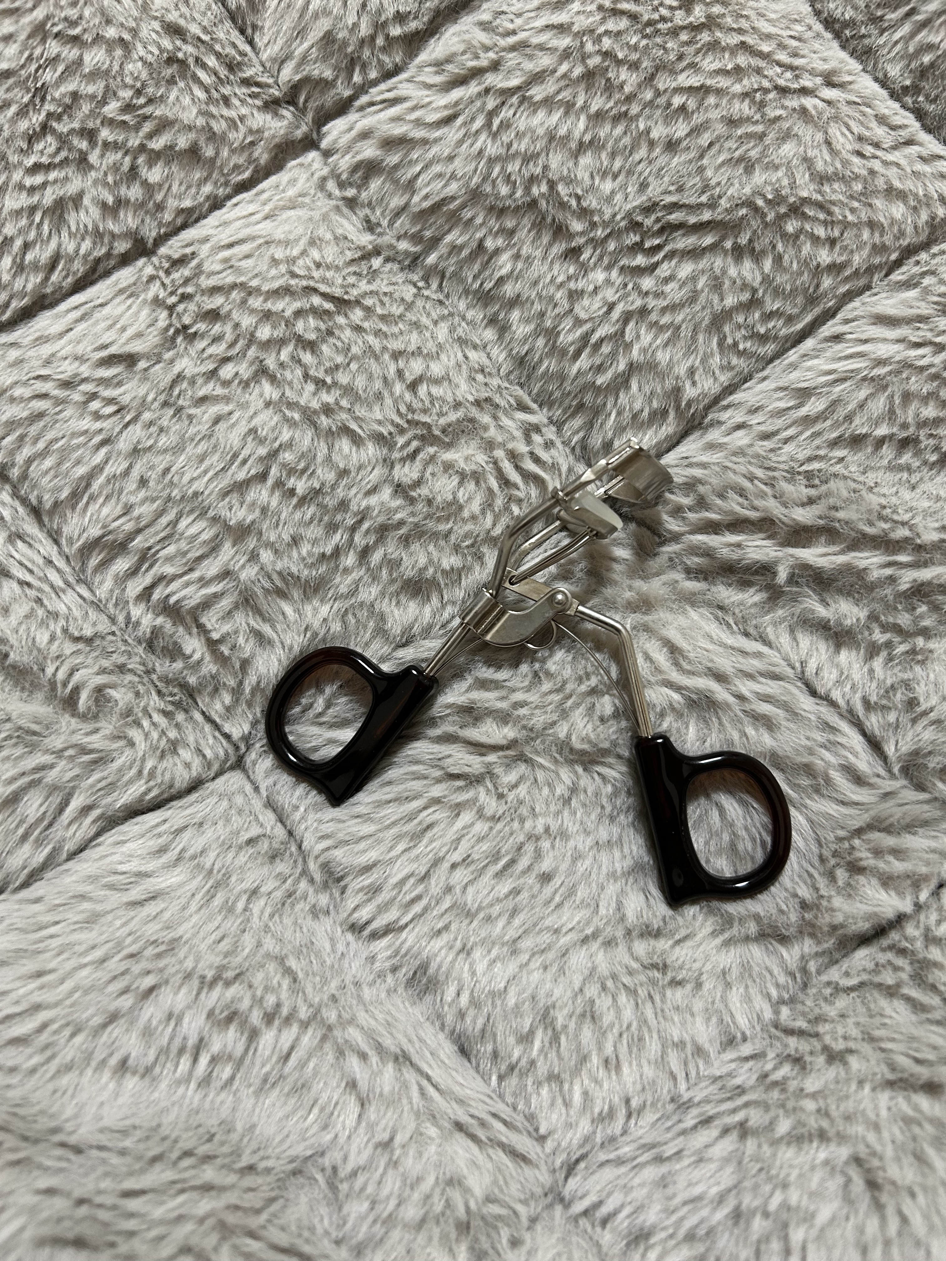  
【使った商品】excelスプリングパワーカーラー

【値段】本体¥880〜

【使用感】私の目の形には合わなかった…。
目頭に刺さって痛いです😣

【良いところ】しっかり挟んでくれます

【どんな人におすすめ？】奥目の方が似合うのかな