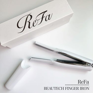 .
ReFa
BEAUTECH FINGER IRON
⁡
毛束1cmのニュアンスでワンランク上のヘアスタイルへ！

--------------------------

プロの美容師が作り出すスタイルのポイントは前髪・毛先・トップの「毛束1cm」の絶妙なニュアンス
そんなプロのテクニックに着目したのが、リファのビューテックフィンガーアイロン
ニュアンスを操り、ワンランク上のヘアスタイルへ！

【POINT】
☑︎高密度炭素とヒーター、低反発コートの3層構造が髪の水分を保持しながら熱をマイルドに伝え、ダメージが気になる毛先にも安心して使用可能
☑︎こだわりのプレートの幅と長さで、指先サイズの極細プレートが、毛束1cmを指先でつまんでくせづける美容師のテクニックを再現
☑︎持ち歩きやすい軽量コンパクトサイズだから、外出先でのお直しにも
☑︎コンセントが近くにないテーブルや化粧室でも使えるコードレスタイプ
（充電時間約4.5時間／使用時間約30分） 
☑︎切り忘れ防止のオートオフ機能搭載、開閉ロック耐熱キャップ付き
☑︎約160℃・180℃の2段階温度調整
⁡
【使用感】
コンパクトサイズのヘアアイロン！
約160gと軽く、人差し指ほどの大きさのプレートで、小回りがきいて毛先のスタイリングが思い通りに◎

普段から外ハネボブヘア作りにヘアアイロンを使用しているのですが、全体をストレートにできるのはもちろん、外ハネヘア、前髪のカールまで思い通りヘアに♡

いつもよりも艶やかな仕上がりになった気がします☺️
⁡
温度は160°Cと180°Cの２段階で、約60秒で温まるので、忙しい朝に嬉しい！
⁡
軽量で小ぶりなコードレスタイプなので、持ち運びや旅行にも便利！

------------------------------

#ReFa #リファ #ReFaタイム #リファビューテックフィンガーアイロン #ヘアアイロンの画像 その0