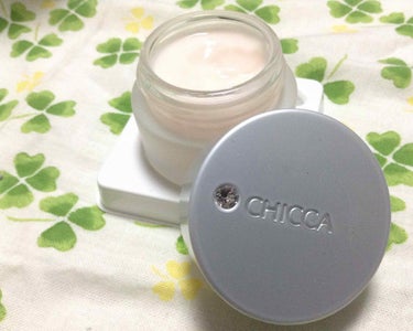 CHICCAのデイクリーム。
CHICCAは化粧水とこれで基本のスキンケア完了という手軽さが好きです。

香りはローズオブサフランという香りでほのかなローズの香り。
キツくはありません。

ナイトクリー