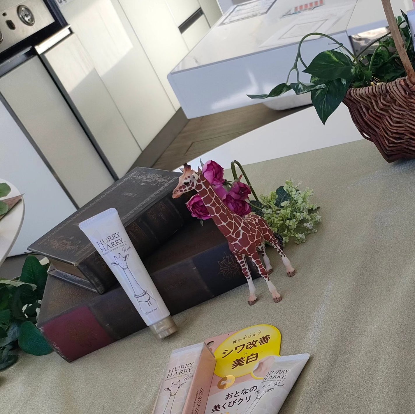 井上 麻美 on LIPS 「ハリーハリー美くびリッチ首って年齢出ますよね😌💦しっかりカバー..」(2枚目)