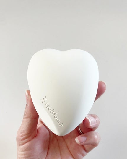 troistouch トワタッチ ハートクッション マットカバーのクチコミ「troistouch
ハートクッション♡
ハートのデザインがかわいい😍🤍
80時間メイクが持.....」(2枚目)