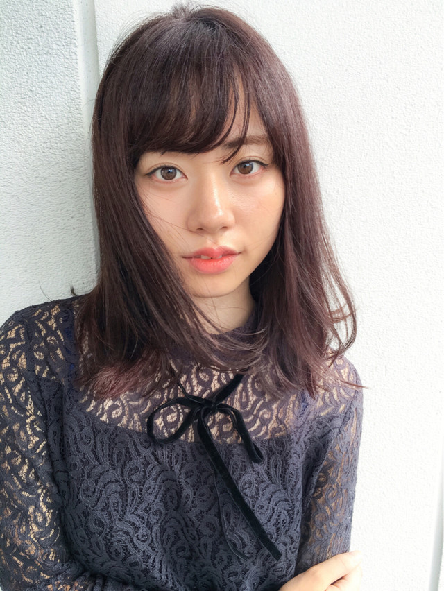 ヘアカラー暗めピンクブラウンの女性