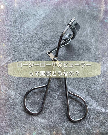 今日はロージーローザのまつ毛カーラーの紹介をしていきたいと思います😍



カール。
結構上がったなと思って1分後見ると結構下がってます。。


でも元通りに戻ってしまうわけではなく少しカール出来てるかな。。。

という感じです😆




私の使用方法。
家ではシュウウエムラのビューラーを使用していて持ち歩きのお直し用に使用しています🥳



コスパ。
240円とかなり安い！！
試してみる価値はある気がします🙂



持ち歩き用などではちょうどいいかもしれませんが普段から使うとなると少し違うかなという気がしました。




以上
最後まで読んでいただきありがとうございました😊

の画像 その0