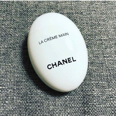 【 #CHANEL ラ　クレーム　マン】

塗ってすぐに膜が張られたようにサラサラになる気分が高まるハンドクリーム🙌🏻

香りもよく、つけているだけでいい気分になれます😌

保湿のキープ力はそんなに高く