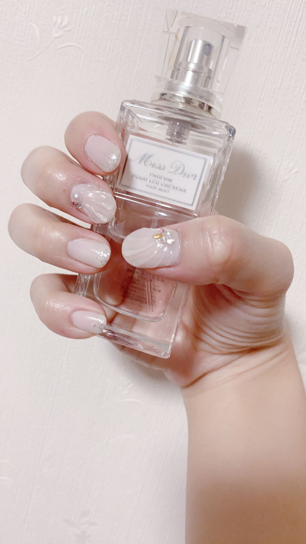 りなぽん on LIPS 「ジェルネイル💅白の貝殻ネイル🐚青とか足すと海っぽくていいかも💓..」(1枚目)