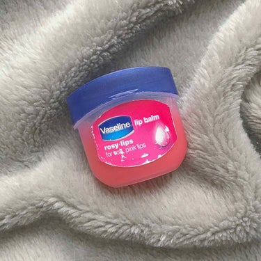 🐬Vaseline🐬
保湿力抜群！＆嬉しいほんのりピンク！
唇の乾燥にはもってこいの商品です💯
（⚠︎パッケージがはげていてすみません笑）

私は寝る前に塗ったり
唇がカサカサしてる時に
使っています👍