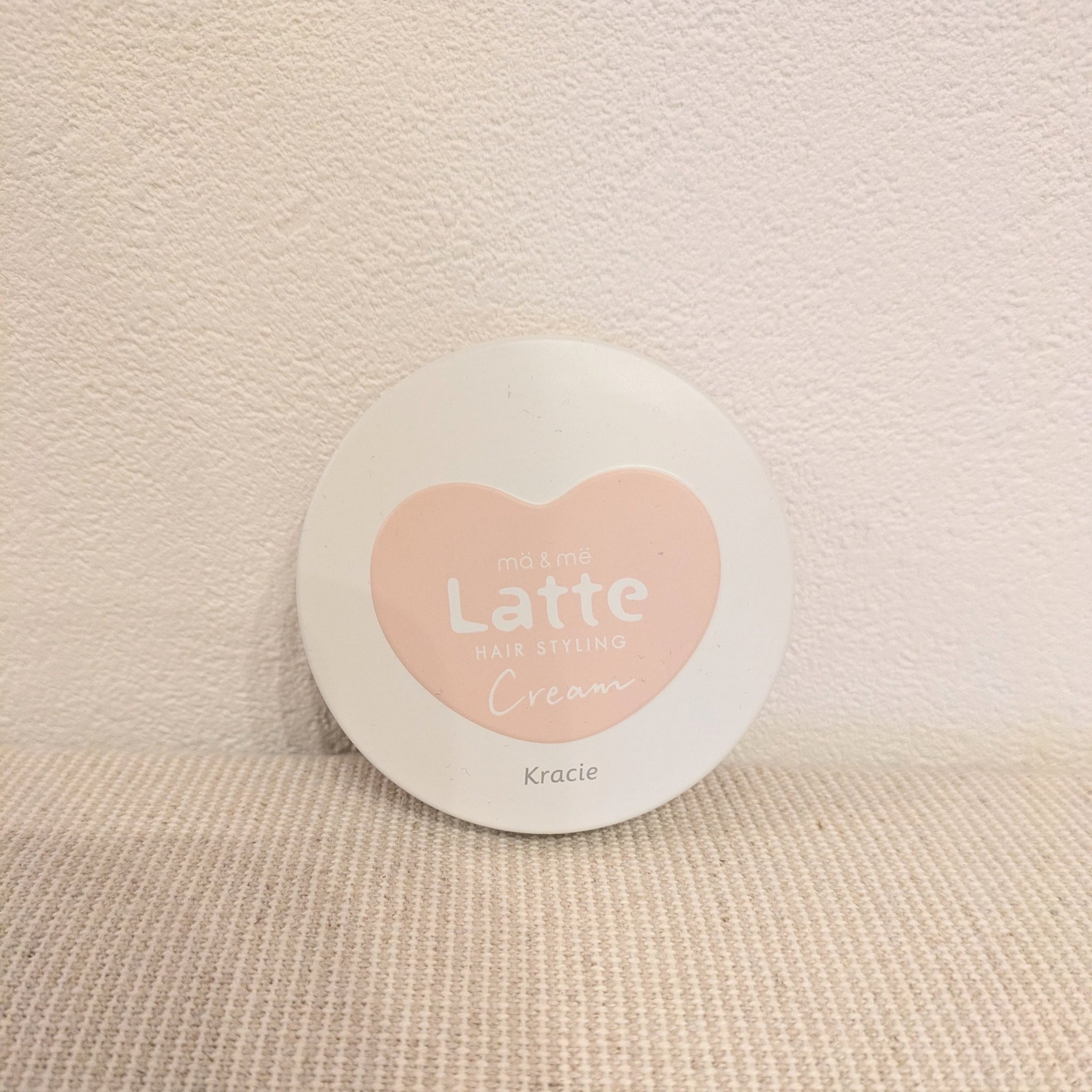 子どもと一緒につかっているものです。
わたしは現在ショートカットで髪の毛を抑えたい、だけどオイルだとボリュームがなくなりすぎてしまうという時に大助かりのテクスチャです。

肌にも使えるものなので、肌についても安心！という点も気に入っています