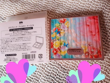 皆様、こんにちは👋😃
☑️コフレドール　アイカラーケースです❤️
今回、発売したアイシャドーの限定ケースになります✨
お花模様の可愛いケースになっております✨
お値段は、税込みで→💴1100です。
チッ