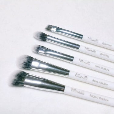 
fillimilli
eye make up brush set

┈┈┈┈┈┈┈┈┈┈┈┈┈┈┈┈┈┈┈┈┈

ベースメイクからポイントアイメイクまでできる5種類のアイメイクブラシ。クリームタイプも使用可能。


ふわふわの柔らかい毛質で肌触りも良く、使いやすくてお気に入り♡

おすすめのブラシセットです🧸𖤐⡱

#fillimilli #フィリミリ #アイメイクブラシセット  #正直レビュー 

の画像 その1