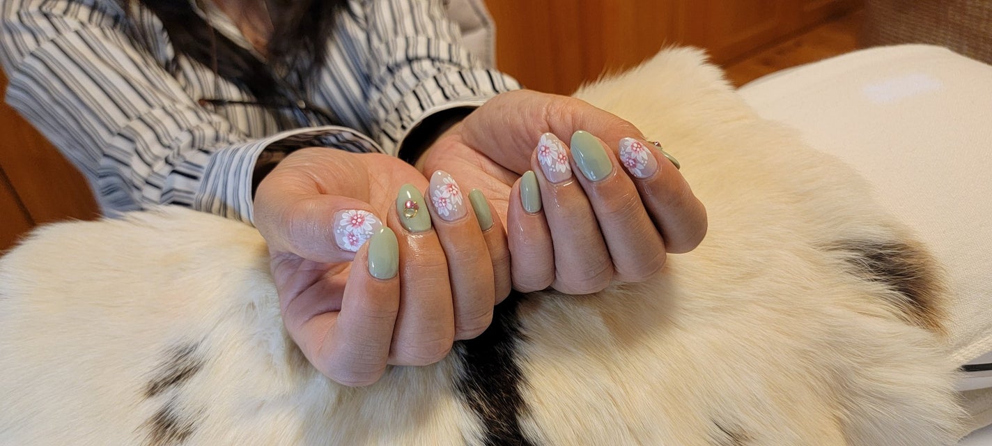 よっちゃん on LIPS 「ネイルチェンジ 孫のリクエストで、お花 大人可愛くしてもらいま..」(1枚目)