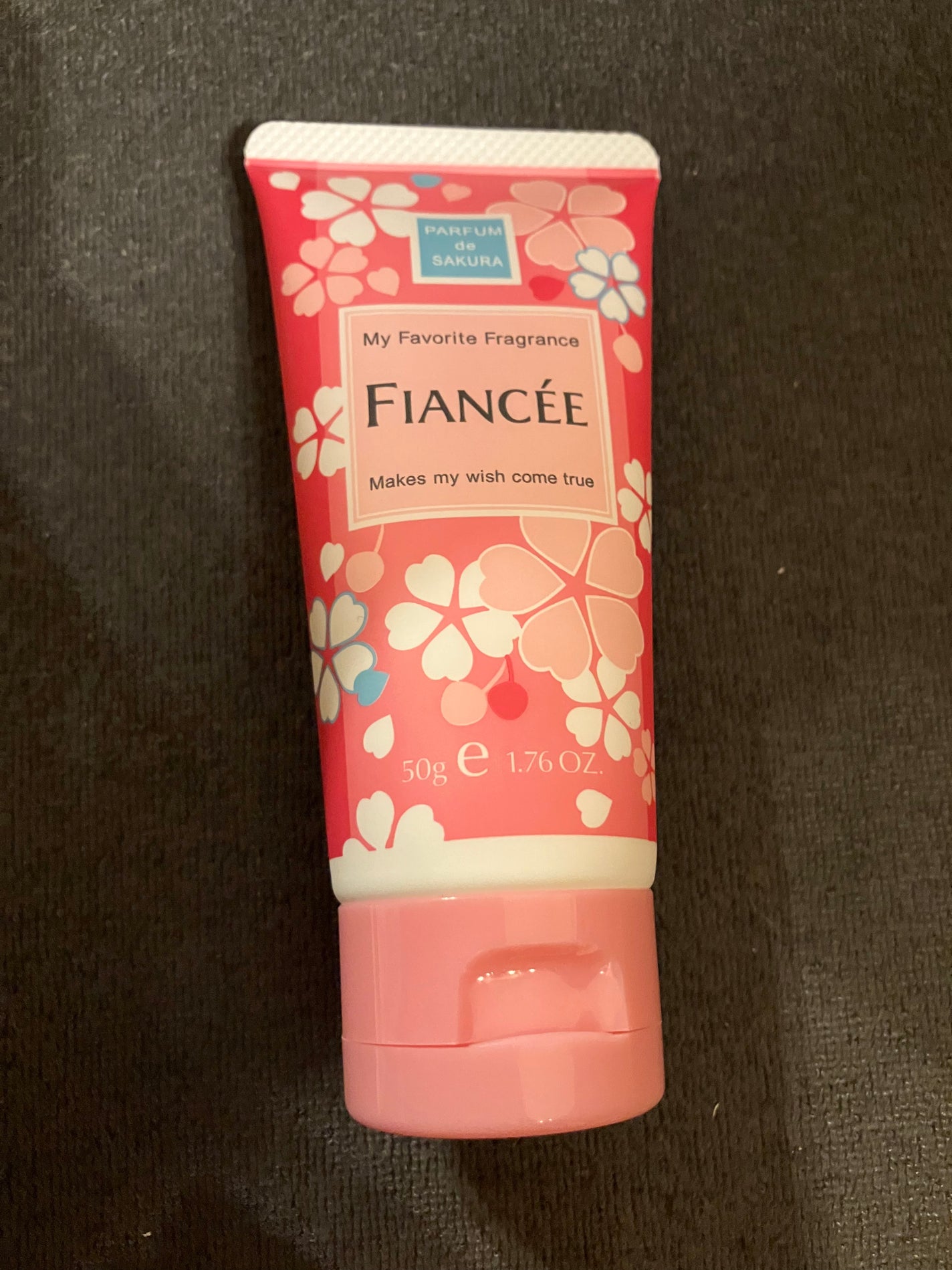 かえで on LIPS 「フィアンセ ハンドクリーム さくらの香りこちらアピタで300円..」(2枚目)