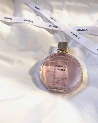 

CHANEL チャンスオータンドゥル

こちらは私がずっとずっとお気に入りの香水で

上品かつ、セクシーな香りがします😍😍

公式では、気品溢れるローズ、ジャスミンのフローラ

ルな香りと記載してあ