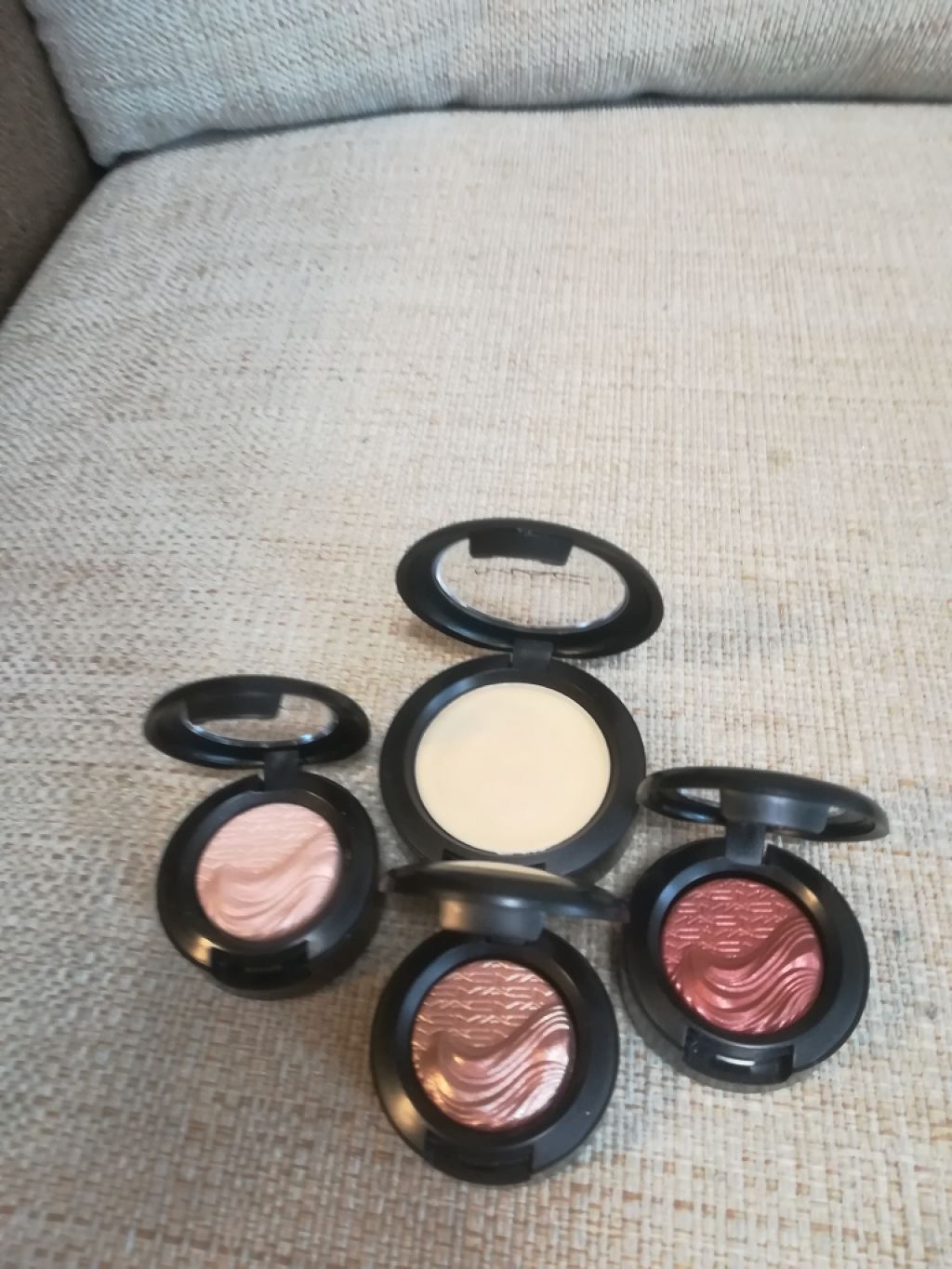 エクストラ ディメンション アイシャドウ ア ナチュラル フラート/M・A・C/単色アイシャドウを使ったクチコミ（2枚目）