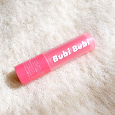 unpa 
Bubi Bubi Butter Lip Balm
1320円(税込)

ピンクの可愛いパケが特徴の韓国コスメブランド『unpa』💕
今までリップスクラブ・リップマスクを紹介してきましたが(過去の投稿もみてください〜😉！)、今回はリップバームを紹介します🧸♡

-------------------------------------------
✔︎独自の技術であるXPERTMOIST®にデュアル保湿システムまで加え、唇の肌の隙間に水分を補充し、深い保湿感を与え、乾燥した唇をいつもしっとりとつるつるな感じに仕上げます。

✔︎動物成分は全て除外し、ナチュラルな植物性成分のみで満たしたブビブビバターリップバーム。クプアスシードバターやカンデリラワックスなど 900,000ppm以上の植物性の自然由来成分で、 かさかさな角質を丁寧に素早く鎮めます。

✔︎地球上で保湿力が最も高い実と呼ばれる シアバターよりも1.5倍以上の強い保湿力を発揮する「クプアスシードバター」を50,000ppm配合し、より高い栄養と優れた保湿力感じることが出来ます。
-------------------------------------------

以前紹介したリップマスクは黒色でしたが、こちらのリップバームは、無色・無香のクリアリップバームでした❄️
メイク前はもちろん、口紅やティントの上に重ねても滲みにくい💓

商品名の通り、バターのように唇の上でとろけるのでスルスル〜っと塗りやすいです👌🏻
保湿力はしっかりあるのに、ベタベタしない軽いつけ心地なのがお気に入りポイント🌸
角質を柔らかくしてくれるそうで、元々ぷるんっとした唇のように✨
最近、使ったリップクリームでは1番好きな使用感でした💎

同シリーズのリップスクラブをした後に、塗るのも良さそう🌿
私はリップバームは日中用に、リップマスクはナイトケア用にっと使い分けています🌈

#unpa#オンパ#BubiBubiButterLipBalm#ブビブビバターリップバーム#リップバーム#リップ#リップケア#韓国コスメ#韓国スキンケア#韓国の画像 その1