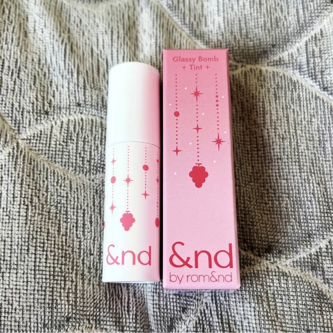 アンドバイロムアンド　グラッシーボムティント/&amp;nd by rom&amp;nd/リップティントを使ったクチコミ（2枚目）
