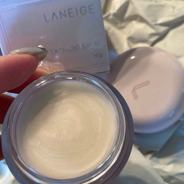 保湿力抜群！
#LANEIGE #リップトリートメントバーム 

まず、開けた瞬間から
外国の飴みたいな可愛い甘い匂い！

専用のチップもついてるので、
衛生的◎！！

塗った感じ、思ったより柔らかかっ