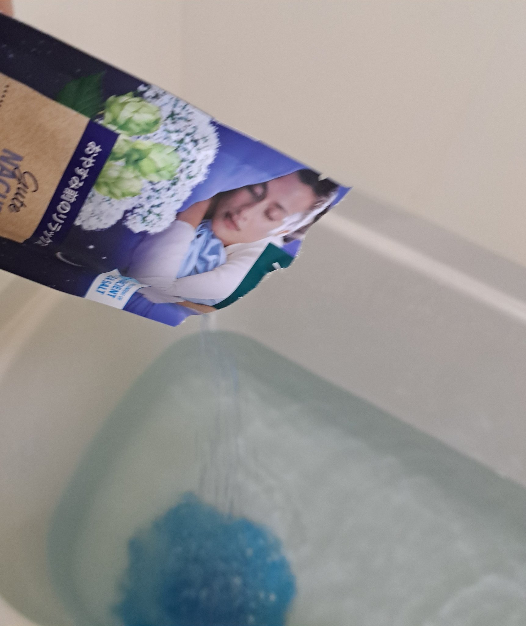 不眠症で安眠効果が期待できるのかな？と思いお試しで個包のを購入。好みの爽やかな香りで良き…

だけど物足りないなかな(笑)リピはしないと思います。友達はとても気にしていましたが好みなので私はなんとも言えませんが1回分としてお試し価格で購入で