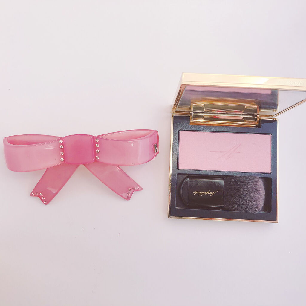 かわいい〜

ローズっぽいのはもっていたんですが、自分が、持ってるチークの中で1番すっぴんっぽくなれるチークですo(^o^)o限定も含めたら三つか。

めっちゃナチュラル。
色が白味がかったピンクなので肌色のトーンによっては微妙に感じる人も