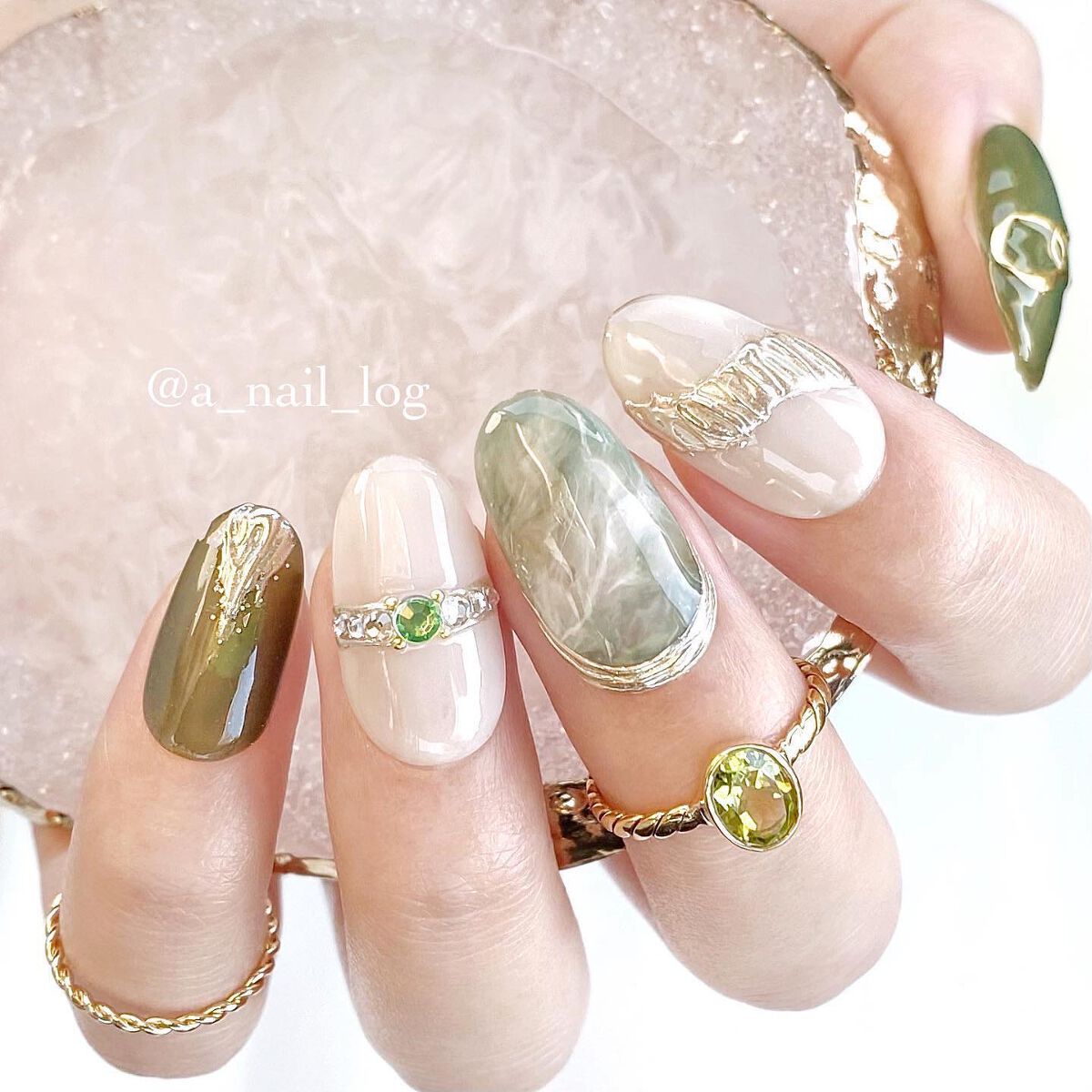 Aika*セルフネイル on LIPS 「MGELを使った秋色ブラウンのニュアンスネイル🏹たくさんのMp..」(8枚目)