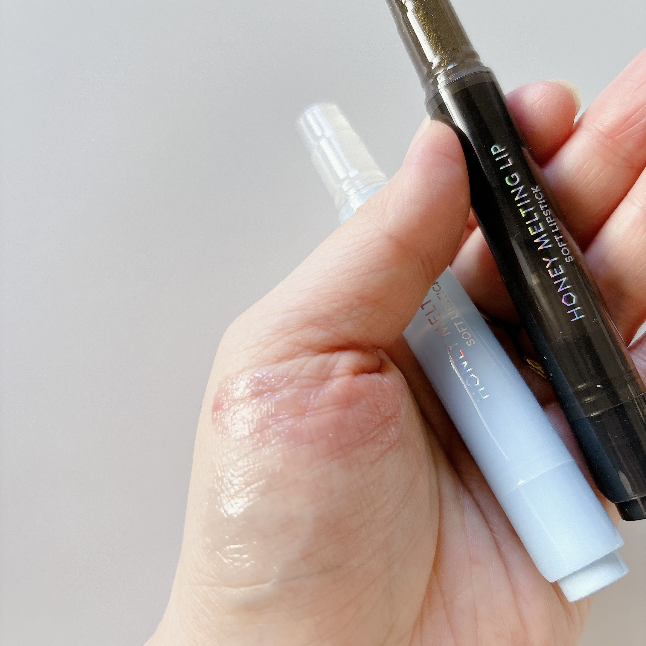 #PR ネイチャーリパブリックのハニーメルティングリップを2種類頂いて使ってみました♥

カチカチノック式タイプのリップ💄
一回のクリックでスッと簡単に出てきて便利◎

とろける柔らかいテクスチャーで
リップグロス塗ったみたいなツヤっとし