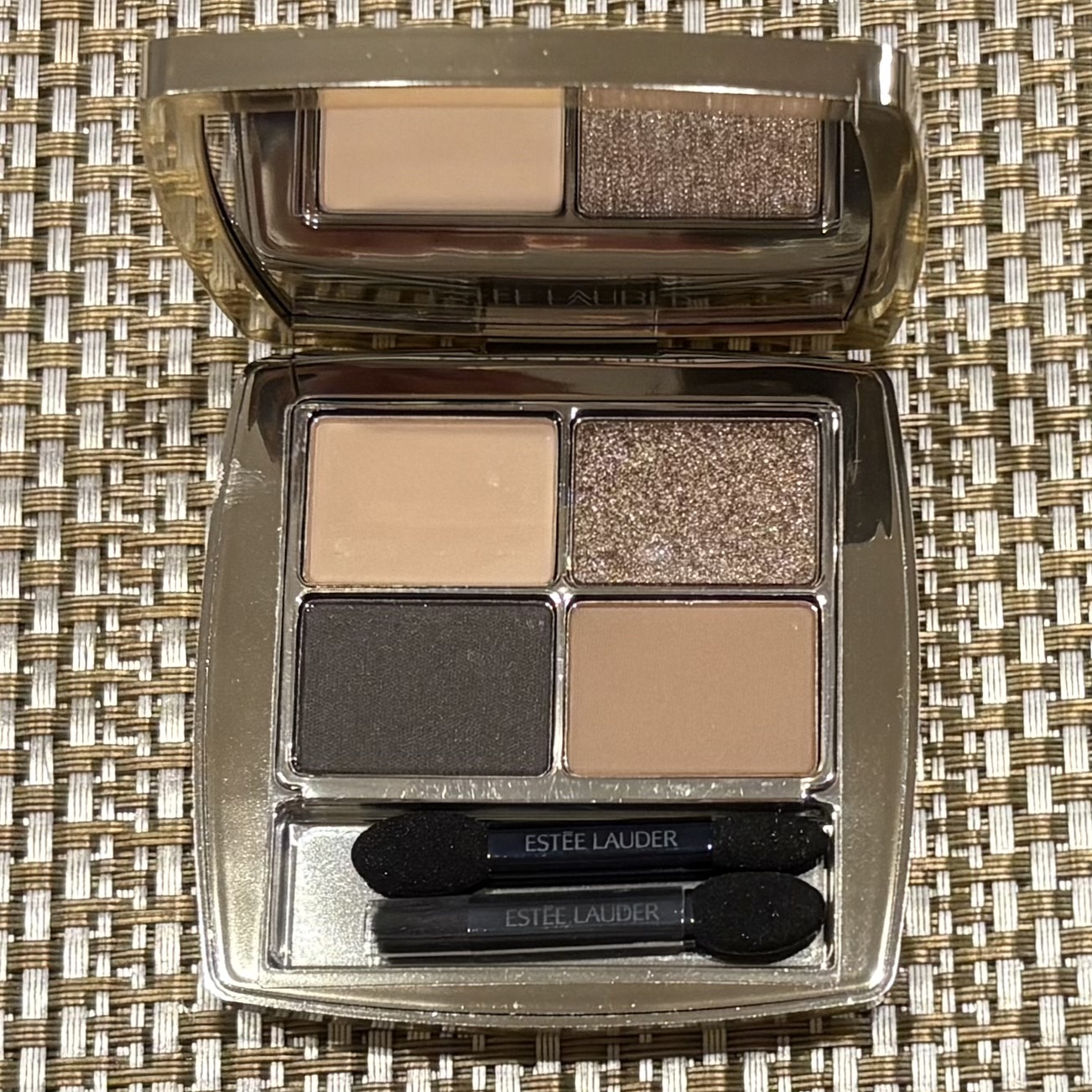 ESTEE LAUDER ピュア カラー エンヴィ リュクス アイシャドウ クアッド のクチコミ「エスティローダーと言えば、、、

リキッドファンデーションを思い浮かべますよね🤔

ですがです.....」（2枚目）