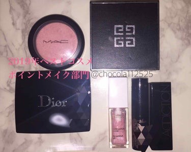 2019年ベストコスメ
ポイントメイク部門💄


①Dior サンククルール887 スリル

2018年春の限定コスメで現在は通販やメルカリなどでしか手に入れられない物なんですが、とにかく色が可愛く使いやすくてずっと毎日メイクに使用している大のお気に入りなのでベスコス入りしました。

2018年のコスメとのことですが、私は今年通販で購入しアイシャドウはこちらだけを使用していました。笑

使用方法はかなりシンプルで、右上のベージュを上まぶた全体と涙袋に塗り、左下のプラムブラウンを目尻に塗るだけです。

右上の色が特にお気に入りなのですが、どのブランドを見ても似た色がなくて、正直困っています😂

②MAC パウダーブラッシュ ウェルドレスト（6g 全27色 ¥3456）

色味はシルバーパールの入った白みピンク色です。

ハイライトいらずでつやつやになる色白に見えるチークで購入してからほぼチークはこちらしか使っていません。もはや殿堂入りです。笑


③ジバンシー プリズムリーブル  ローズ・ヴェイル　（4色：アイボリー、ローズ・ベージュ、ホワイト、ローズ）

今年買ってかなり感動し1番使用したであろうフェイスパウダーです。
どんな肌の状態でも乾燥せず粒子がかなり細かいのでパフの上の粉を馴染ませずに適当にポンポンしても肌に溶け込みセミマットな質感になります。

毛穴も目立ちにくくなり本当に気に入っているので今のところパウダーはこれからもこちらをリピして使用する予定です。
値段は安くはないですが、今のところ1日2回ほど使用しても1年くらいまだまだなくならないので持ちそうです。

④クラランス リップコンフォートオイル
ライトストーン 7ml 3520円

偏光パール入りの薄ピンク色のリップオイルで、唇の水分量に反応してほんのりピンク色にティントされるリップです。

元々クラランスのリップオイルはレッドを前に使い切っていたのですがどうせリピするなら限定品を買おうかなと思って購入したものになります。
香りはバニラ系で苦手なのですが程よいピンクになってかなり可愛い唇になるので毎日使用していてすでに残り半分くらいになってしまいました😂

限定品でリピできないのでなくなったらディオールのオイルティントを試そうかなと思っています。


⑤ヴィセ クリスタルデュオリップスティックシアー 全6色 1500円
PK865 クリアパール×コーラルピンク

とにかく保湿力が高くかさかさの唇もこちらを塗るとつやつやになるので万能に使えるため休日メイクでは必ずこちらを使用しています。

保湿のラメ入り透明部分と、色の部分とで別れているのでナチュラルに発色して、リップ塗りました！みたいにならず唇の縦じわも目立ちにくいです。

結構薄めで何度も塗り重ねるので減りは早いですがとにかく使用感がお気に入りでもうすぐなくなるのですがリピ確定しています。

べたつかないので男性ウケもいいと思います❤️

⑥アディクション リップスティックシアー 001 スーパーウーマン 3080円

ぱっとみ濃いめの明るい赤に見えますがシアーな赤ピンク色でだれにでも使いやすい色味です。

普通の透明感のある口紅なのですが落ちにくくティントでは色素沈着や荒れてしまうのが不安という方にも、ティントの落ちてきたときのムラが気になるという方にもこちらはそういう事がほぼないのでおすすめです💕

シアーリップとはいえこちら単体でだと少し乾燥するので私はグロスをのせて使用することが多いです。無香料だし他のリップと合わせてもケンカしません。

どんなメイクや服にも合うので使用頻度が高く顔色が悪いなって日はこちらに助けられていました。笑

#ベストコスメ2019 の画像 その0