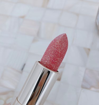 まるで宝石のようなリップ💄
表面にパールが吹き付けてあります。
(定番色はシルバー、ゴールド、グリーンのパール入り)

ザラザラになりそうですが、パールはスティック表面にコーティングされているだけで、中身はノンパールなので、想像よりギラギラしません。

潤うとろける系のティントです👄
薄付きなので、濃いティントが苦手な人にも♪


ミニサイズなので持ち歩きにもピッタリ♪



#Visée
#ジェミィティントセラム
#BE370
#コーラルクォーツ
#ヴィセ
#visee 
#ヴィセリシェ の画像 その1