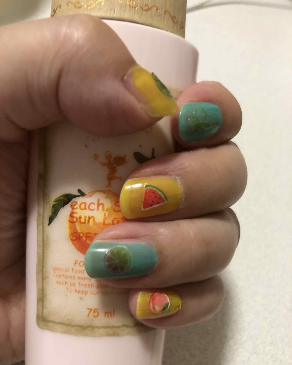 orange_glow_32s on LIPS 「キャンドゥのネイルでセルフフルーツネイルしてみた!シールもネイ..」(1枚目)