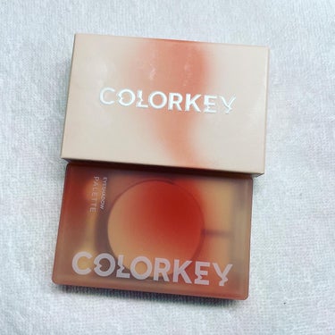 「COLORKEY 四色アイシャドウパレット01サンセット」

マットとラメの絶妙バランスで立体感を演出。 ぼかしやすいマットに３つに分かれた繊細なラメ、グラデーションにより立体感を演出してくれます。
 きめ細かい粉でぼかしやすいのに高密着、コンパクトで持ち運びにも便利なアイテムです。
ブラシと鏡が付いているのも嬉しい！
 空のカラーをイメージして製作されたそう。
まるで情景が映し出されたかのような美しい目元に仕上げてくれます。

色味もパケも大優勝すぎました！！
綺麗なグラデーションができて、大満足でした。

ラメのキラキラ感が可愛すぎる！
ラメが3つに分かれているので、その日の気分やメイクの雰囲気に合わせて使い分けられるのも楽しかったです。

サンセットは特にイエベさんにおすすめです！

マットとラメの絶妙なバランスが特徴のアイシャドウ。
ぜひ一度お試ししてみてください！

#PR　#Colorkey #カラーキー #チャオカワイイ #わたしのキーカラーの画像 その0