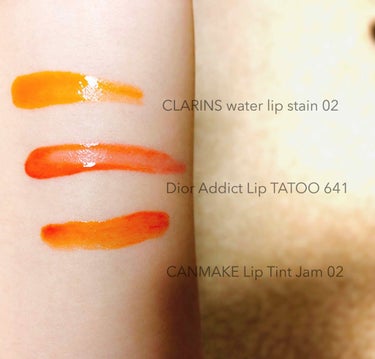 オレンジリップ比較画像🍊


①CLARINS water lip stain 02【限定】

１番蛍光オレンジっぽいけど、塗ると綺麗な赤オレンジ。サラサラしてて快適。１番落ちない。


②Dior A