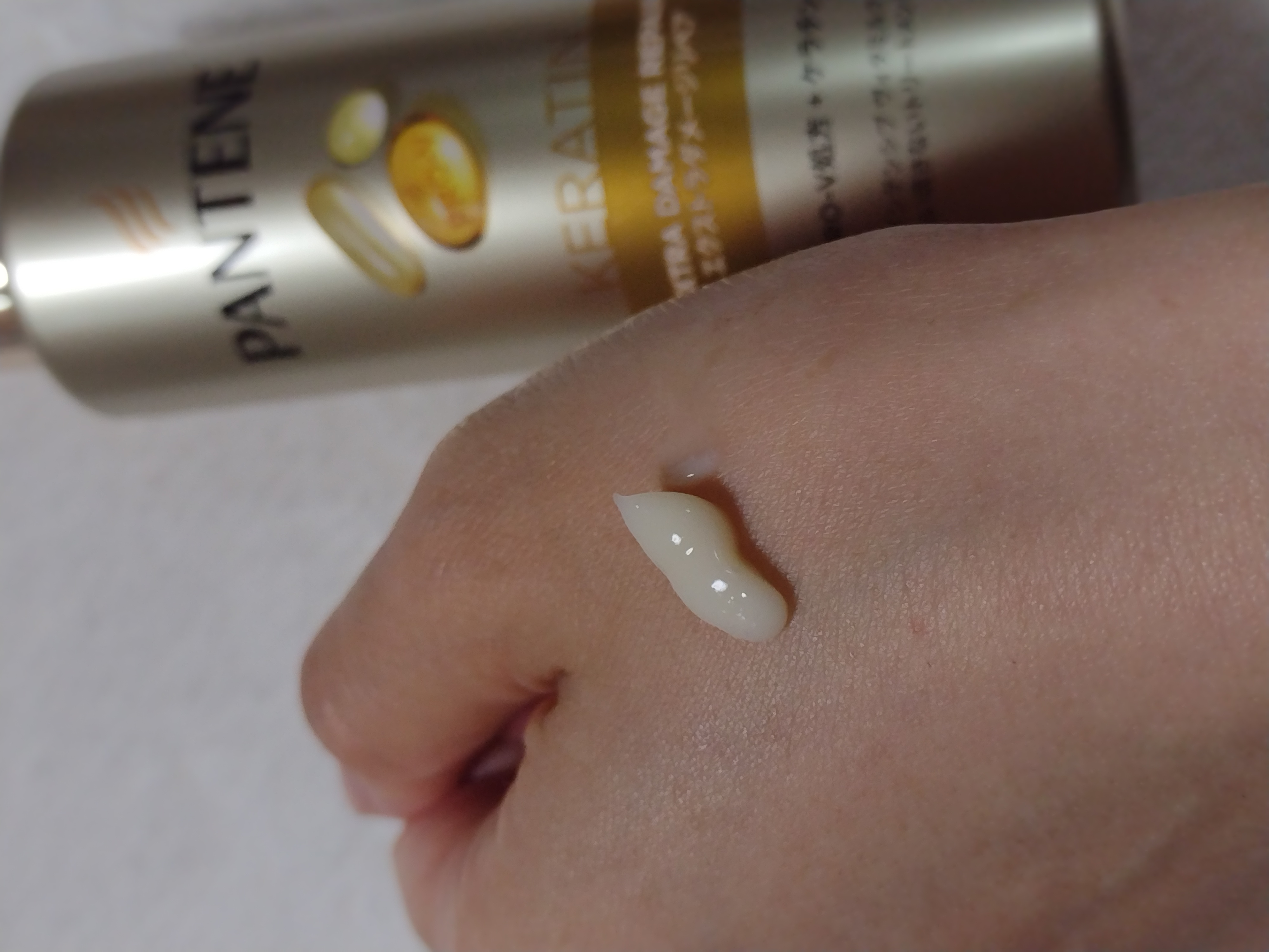 パンテーン エクストラダメージリペア インテンシブ ヴィタミルク 洗い流さないトリートメントのクチコミ「使いやすいプッシュのボトルです。

中身は、ほんのり黄色みのあるなめらなミルク。

シャンプー.....」（3枚目）