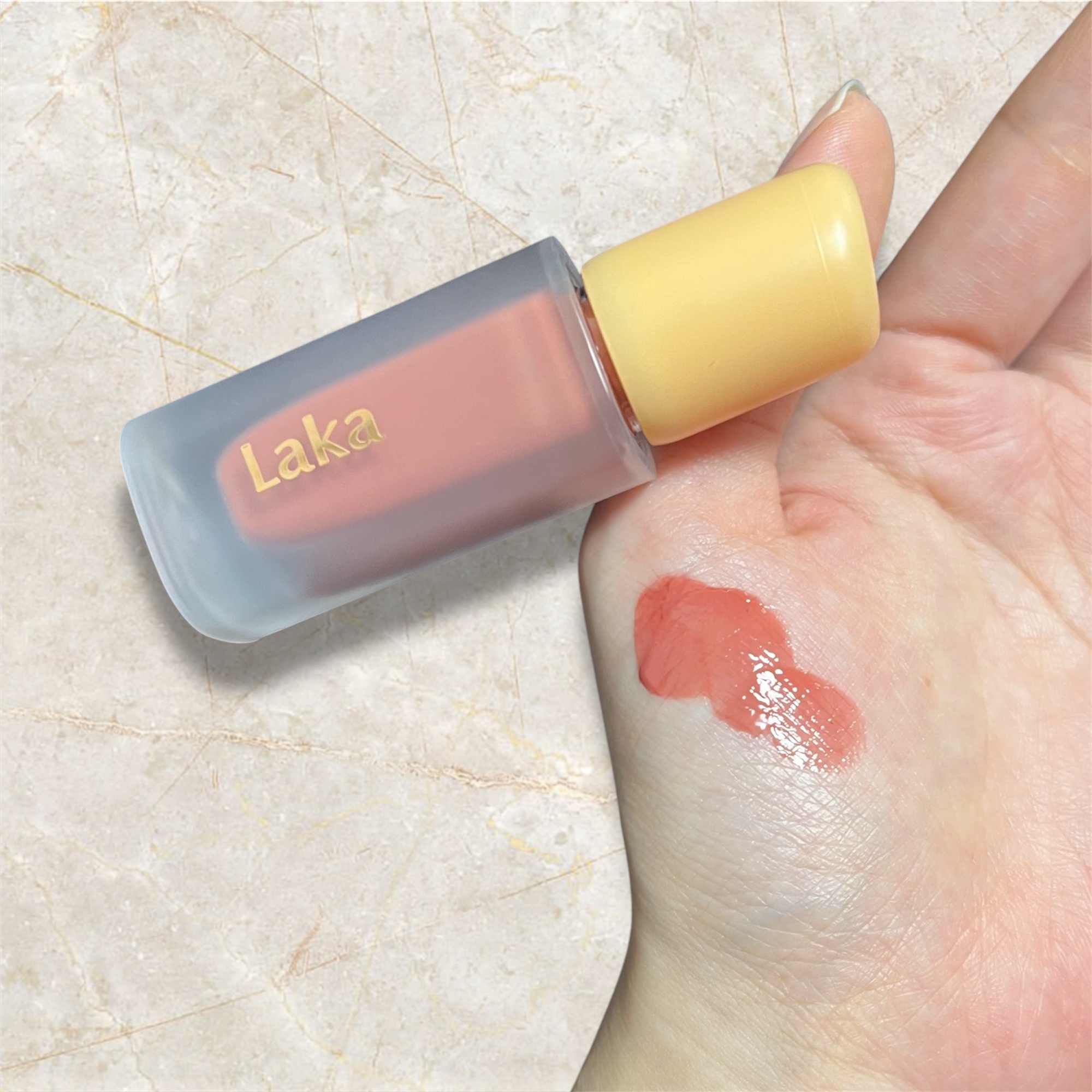 【LAKA フルーティーグラムティント】

あの大人気のフルーティーグラムティント♡

今回は103 ハミングを使用しました！
まろやかなピンクベージュです。
落ち着いた色味ですが、唇に乗せてみると口元がパッと明るくなり驚きました✨
ティン