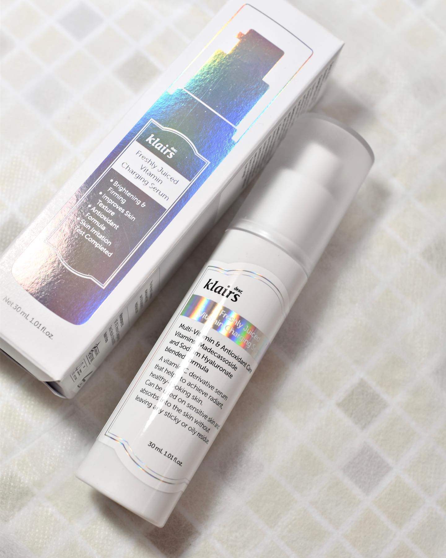 【Klairs 】
フレッシュリージュースドビタミンチャージングセラ

明るく晴れやかな肌に
キメの整ったハリのある肌に
刺激の少ないやさしいケア

ビタミンC誘導体を10％配合した
低刺激フォーミュラで
敏感肌にも優しく使える

朝でも夜